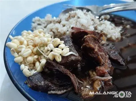 Warung Rawon Rampal Malang Suasana warung Rawon Rampal Malang yang sederhana namun bersejarah