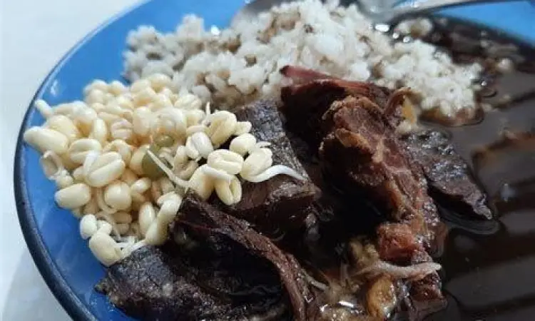 Berbagai pilihan lauk pendamping seperti empal goreng dan paru di Rawon Rampal