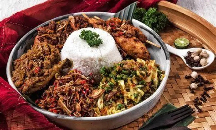 Sajian nasi campur lengkap dengan kuah rawon yang menggugah selera