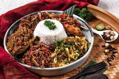 Nasi Campur Rawon Rampal Sajian nasi campur lengkap dengan kuah rawon yang menggugah selera