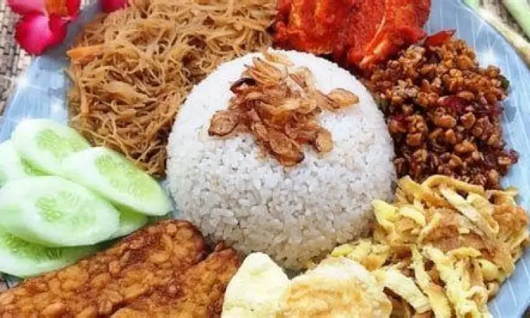 Pelengkap Nasi Uduk Kampung lauk pauk pendamping nasi uduk seperti telur balado dan gorengan