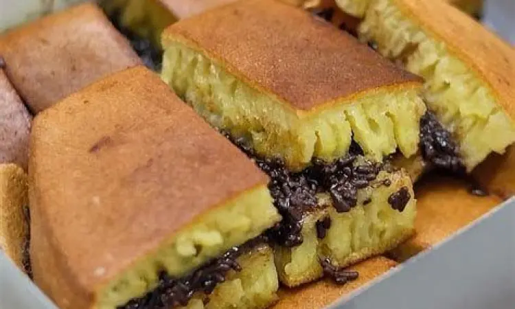 Gambar martabak manis cokelat keju dengan tekstur bersarang
