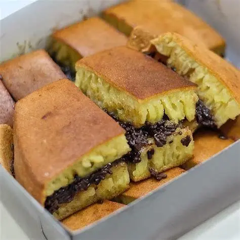 Martabak Manis Klasik Cokelat Keju Gambar martabak manis cokelat keju dengan tekstur bersarang