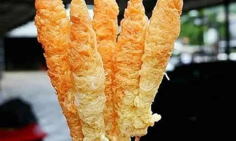 Telur Gulung Ikonik Pedagang telur gulung di depan sekolah