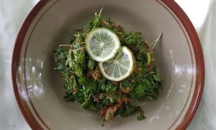 Lalapan Kenikir Daun kenikir segar disajikan dengan sambal