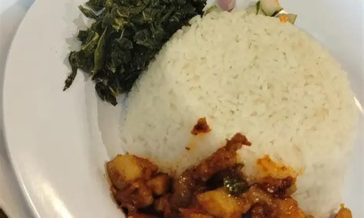 Piring saji babi rica rica dengan nasi putih hangat