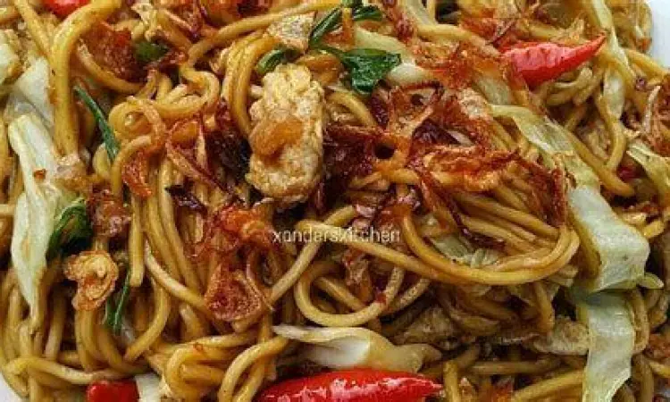 Mie Goreng Jawa Tradisional Mie goreng Jawa dengan taburan bawang goreng dan acar