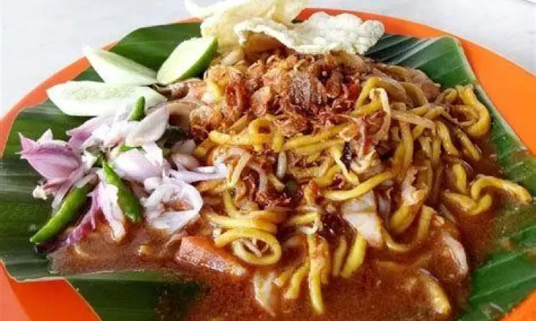 Sajian Mie Aceh Goreng Mie goreng Aceh dengan potongan daging dan emping
