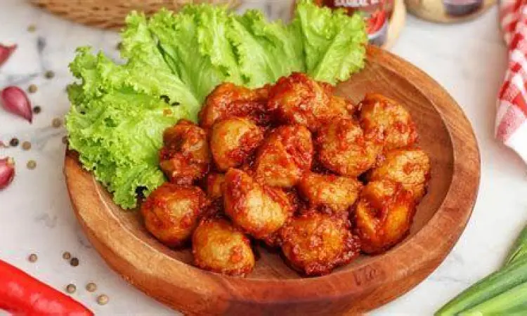 Food styling bakso mercon di atas meja kayu