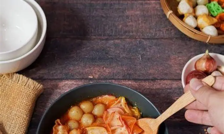 Elemen Manusia dalam Foto Seblak Tangan memegang sendok seblak