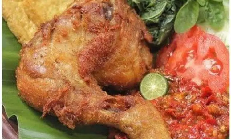 Paket Menu Lesehan Bu Gendut Menu lengkap ayam goreng dengan sambal dan lalapan