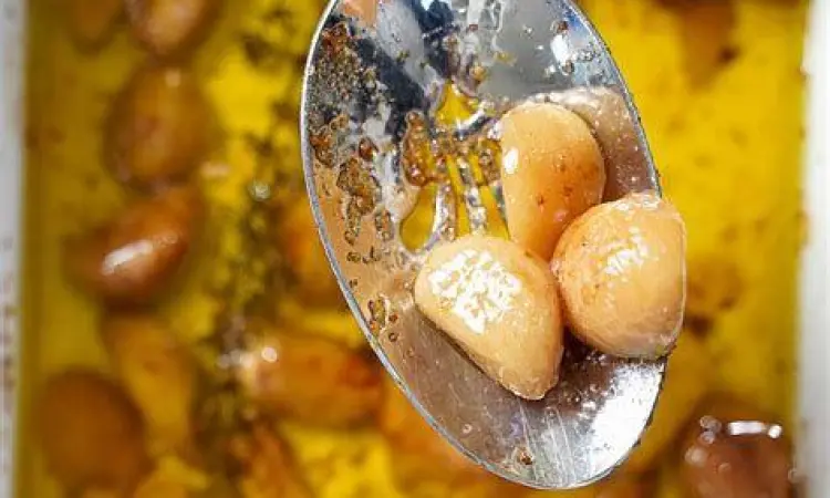 Menumis bawang putih dalam minyak zaitun api kecil