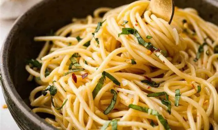 Sajian Akhir Aglio Olio Sajian pasta aglio e olio yang sudah matang di piring