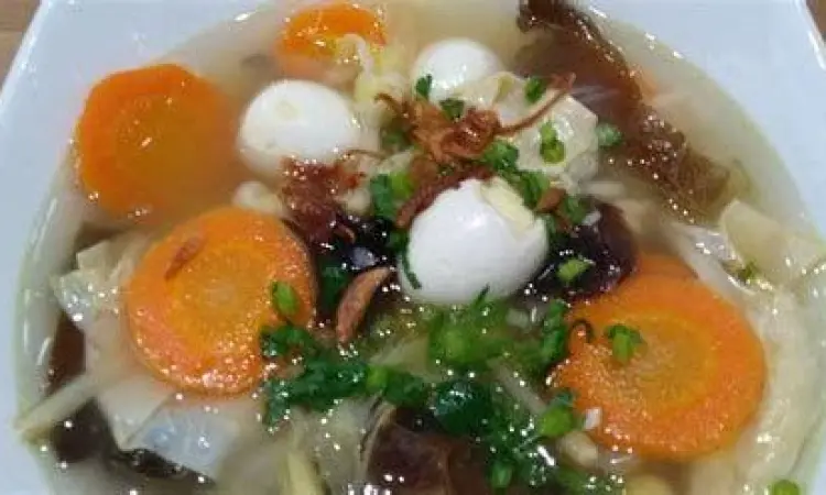 Sajian Sup Timlo Solo Semangkuk sup timlo solo dengan kuah bening dan taburan bawang goreng