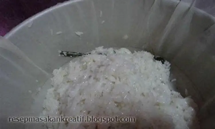 Proses mengukus ketan lemper di dalam dandang tradisional