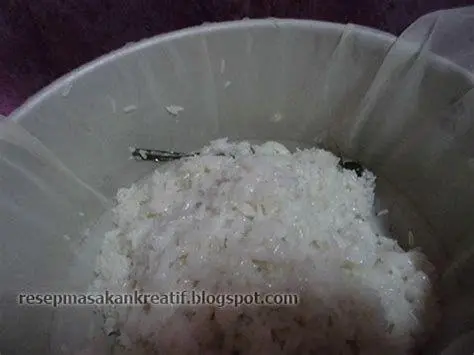 Teknik Pengukusan Ketan Proses mengukus ketan lemper di dalam dandang tradisional