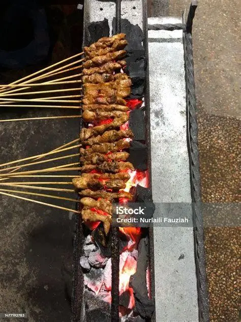 Pembakaran Sate Sapi Proses pembakaran sate sapi di atas arang batok kelapa