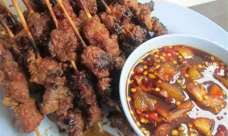 Sate sapi dengan irisan bawang merah dan sambal kecap pedas