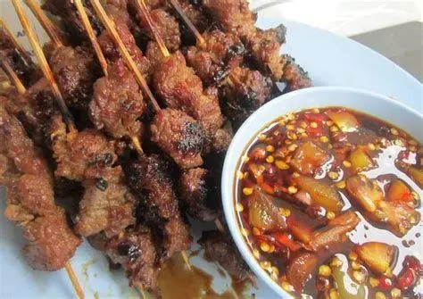 Sajian Akhir Sate Sapi Sate sapi dengan irisan bawang merah dan sambal kecap pedas