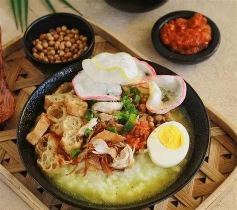 Karakteristik Bubur Ayam Sukabumi Bubur ayam sukabumi dengan taburan cakwe dan kacang