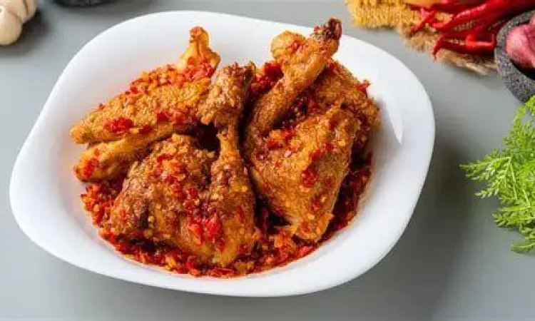 Bumbu Utama Balado Bahan-bahan bumbu balado seperti cabai merah keriting dan bawang merah segar