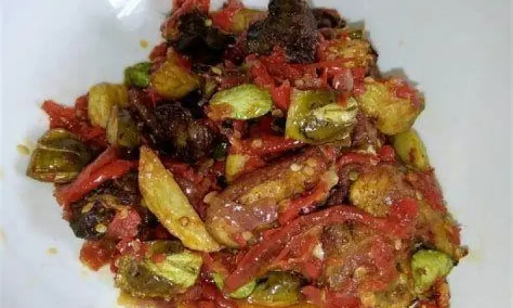 Variasi Ayam Balado Sajian variasi ayam balado dengan tambahan kentang goreng dan petai