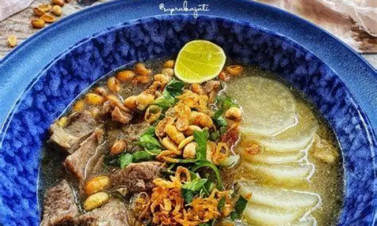 Teknik Menumis Bumbu Soto Proses menumis bumbu halus soto sapi di atas wajan dengan minyak panas