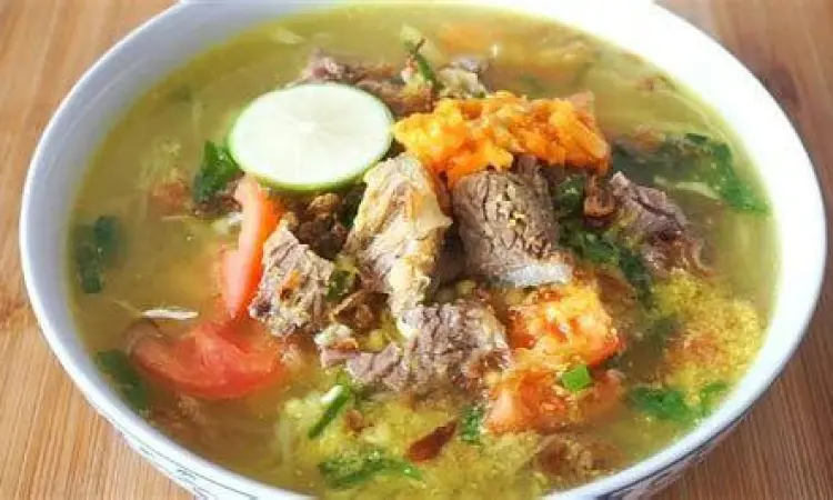 Sajian Soto Sapi Bening Sajian soto sapi kuah bening dengan taburan bawang goreng dan seledri