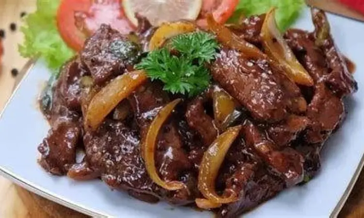 Detail tekstur kuah lapis daging yang kental dan berminyak