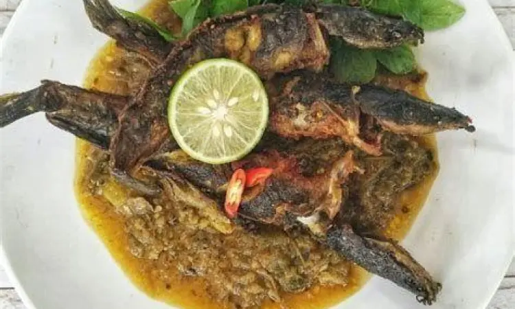 Bumbu Marinasi Tradisional Proses menghaluskan bumbu marinasi lele goreng
