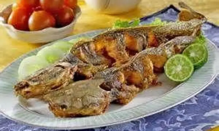 Lele Goreng Siap Sajikan Sajian lele goreng lengkap dengan sambal dan lalapan
