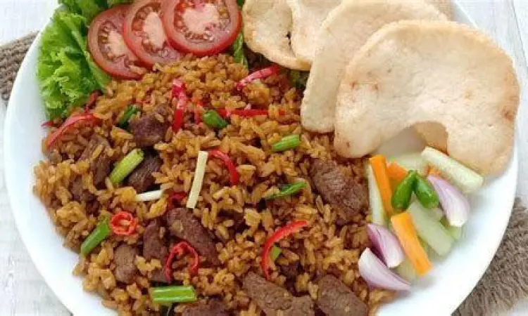 Nasi Goreng Sapi Autentik Nasi goreng sapi dengan potongan daging tebal dan bumbu kecap pekat