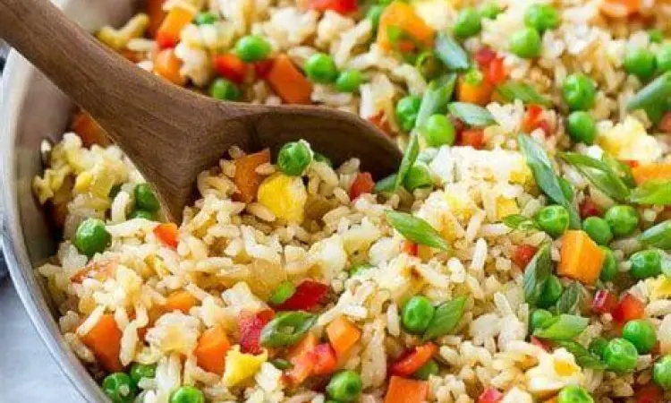 Pelengkap Hidangan Pelengkap nasi goreng sapi berupa acar dan kerupuk