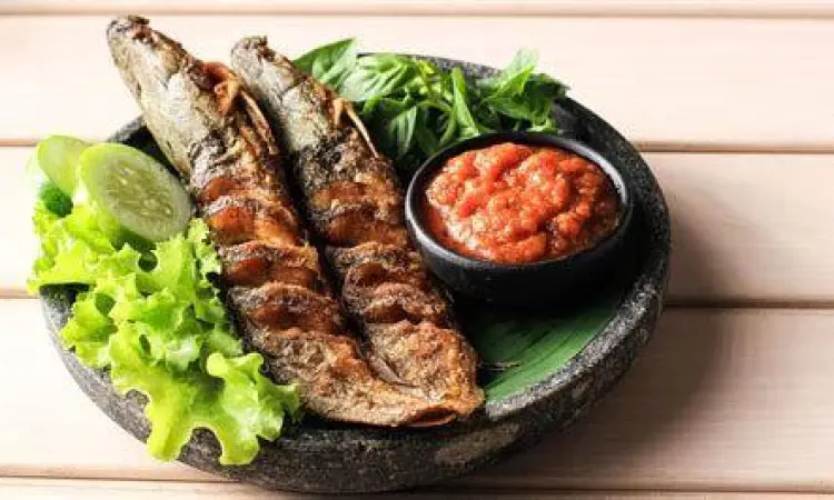 Menggoreng Lele Proses menggoreng ikan lele agar krispi dan tidak hancur