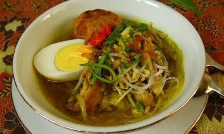 Penyajian Soto Panas Uap panas mengepul dari mangkuk soto semarang