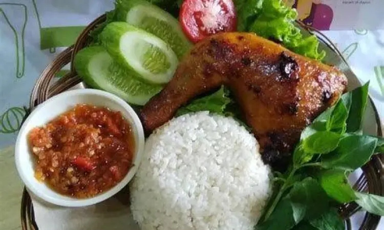 penyajian ayam bakar dengan nasi hangat