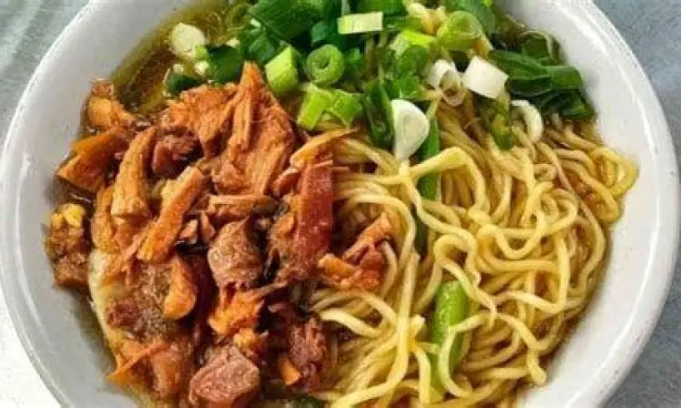 Penyajian Mie Ayam Sajian mie ayam komplit dengan topping