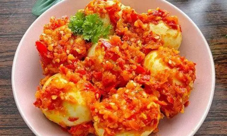 Resep Telur Balado Tradisional Piring berisi telur balado pedas dengan hiasan daun peterseli