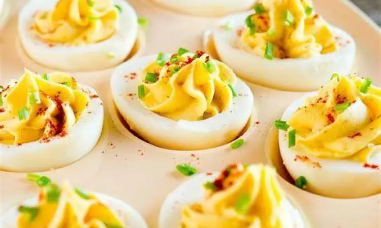 Sajian Deviled Eggs Modern Susunan deviled eggs dengan taburan daun bawang di atas piring saji