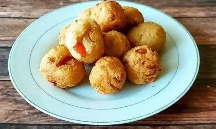piring berisi bola bola tahu goreng krispi dengan saus sambal