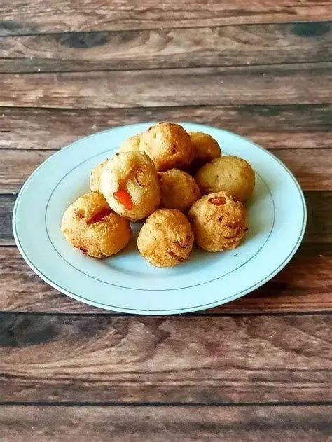 Teknik Menggoreng Deep Fry proses menggoreng bola tahu di dalam wajan dengan minyak banyak