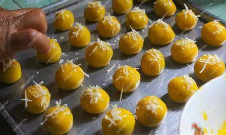 Loyang nastar yang sedang dimasukkan ke dalam oven