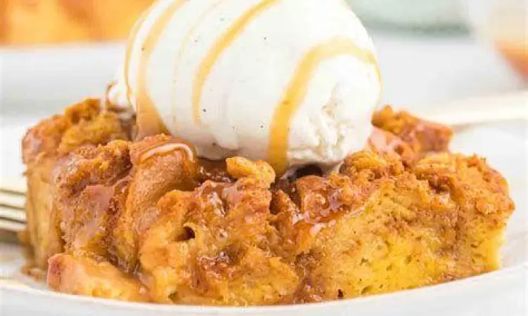 potongan puding labu kuning dengan topping vla vanila