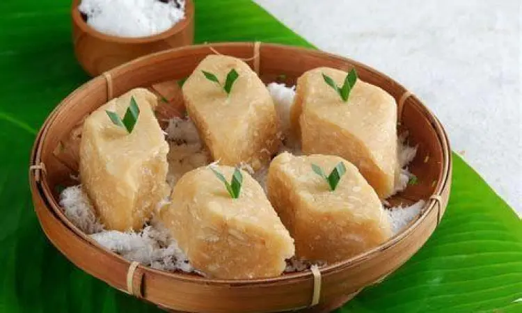 Proses Mengukus Singkong Singkong kukus panas untuk bahan getuk