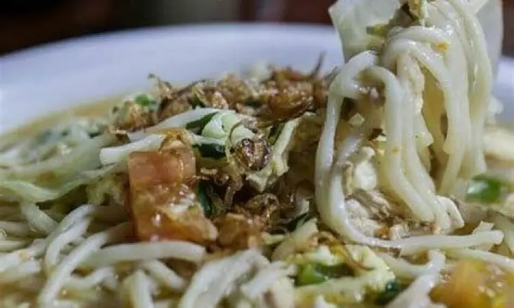 Sajian Bakmi Godog Premium Sajian bakmi godog jawa dengan topping telur bebek dan kerupuk