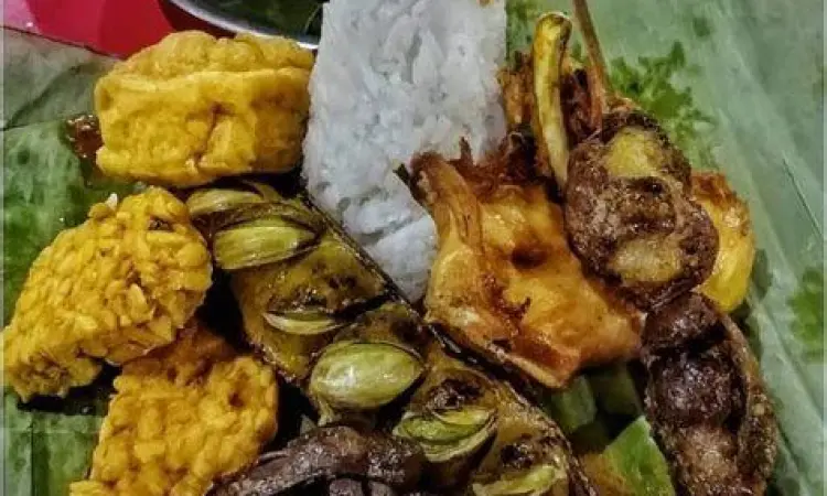 Berbagai macam pilihan lauk di Nasi Uduk Gondangdia