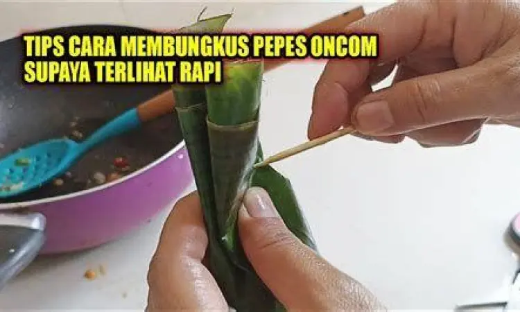 Teknik membungkus pepes tahu dengan daun pisang