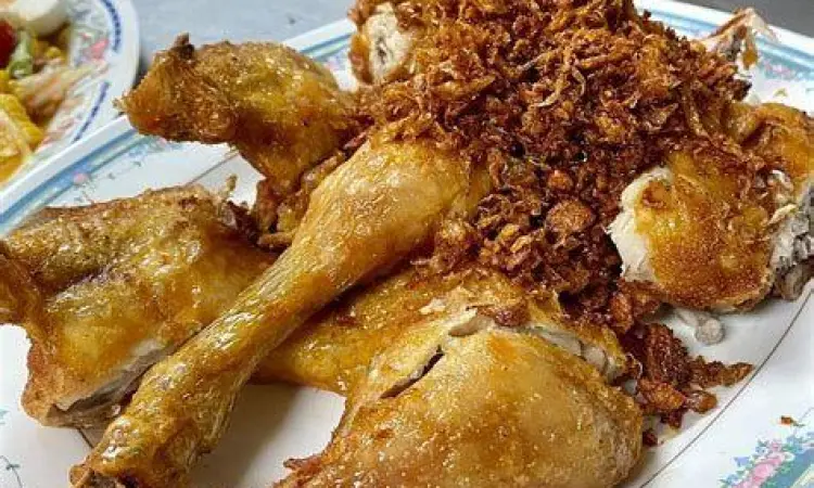 Toping Bawang Putih Ikonik Detail bawang putih goreng di atas Polo Fried Chicken