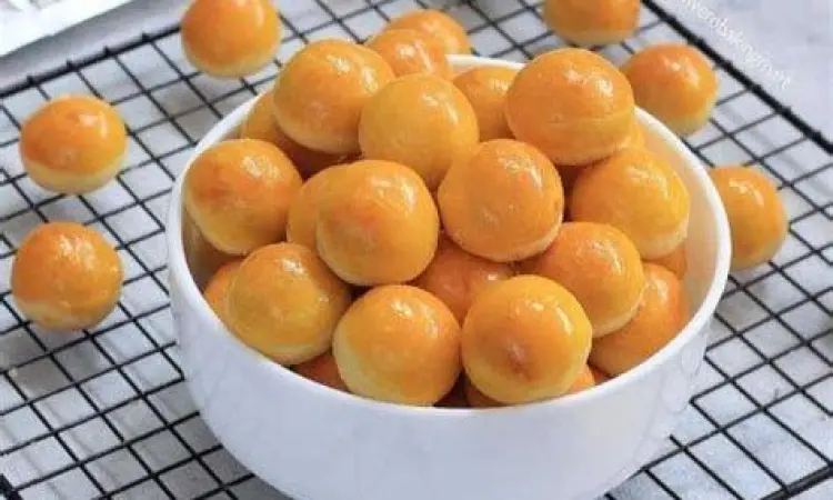 Kue nastar nanas dengan olesan kuning telur mengkilap