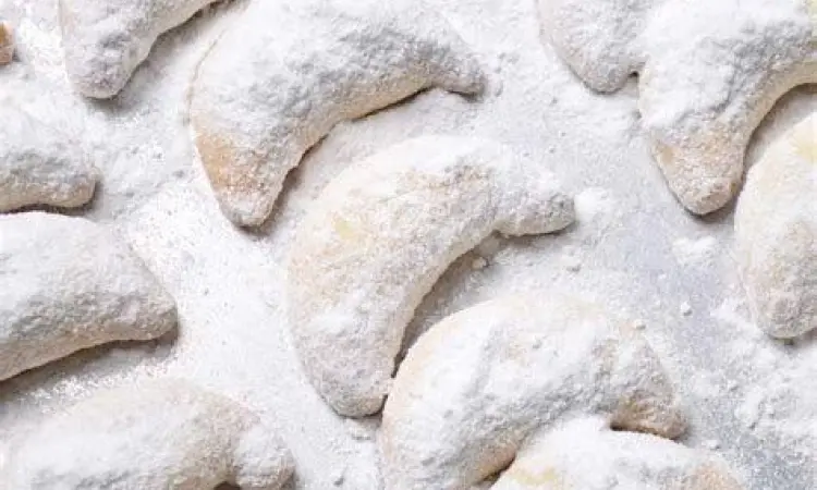 Putri Salju Mede Kue putri salju berbentuk bulan sabit dengan taburan gula putih